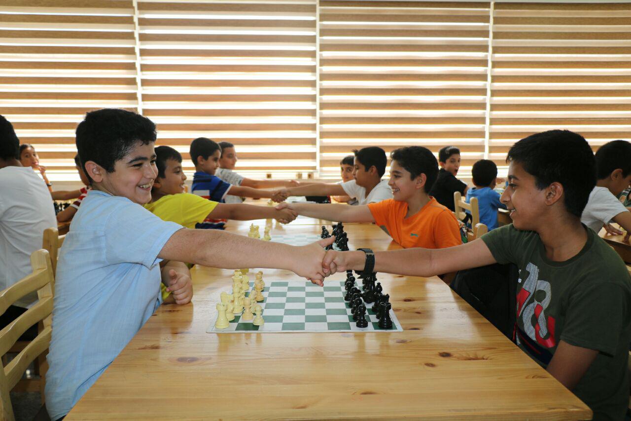 به مناسبت هفته تربیت بدنی یک دوره مسابقه شطرنج در رده های مختلف سنی و دو بخش  آقایان و بانوان در جزیره کیش برگزار گردید