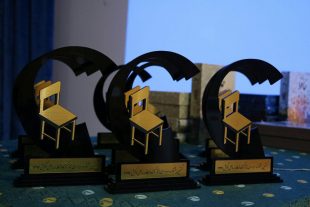 در نخستین جشنواره تئاتر کوتاه کیش (کافه /ساحل)، گروه‌های رقیب به یکدیگر رای دادند