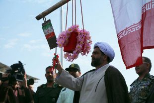 نواخته شدن زنگ انقلاب در دبیرستان دخترانه الغدیر کیش – عکس : نسرین فائق