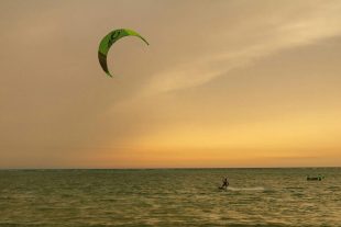 گزارش تصویری: اولین دوره مسابقات کایت بردینگ قهرمانی کشور به میزبانی جزیره کیش/عکس: نسرین فائق