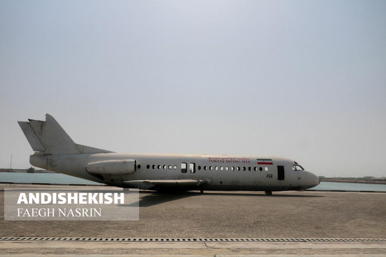 بدنه هواپیمای فوکر برای ایجاد سایت غواصی به جزیره کیش رسید
