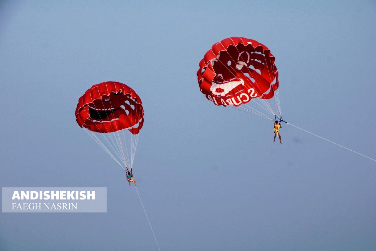 گزارش تصویری : مسابقات پاراسل به مناسبت هفته دفاع مقدس در جزیره کیش/عکس: نسرین فائق/امیررضا سیم ریز
