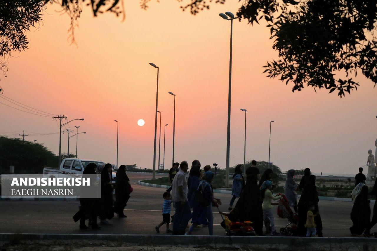 گزارش تصویری : همایش پیاده روی خانوادگی به مناسبت هفته دفاع مقدس با حضور جمعی از مسئولان و مردم جزیره کیش/عکس: امیررضا سیم ریز / نسرین فائق