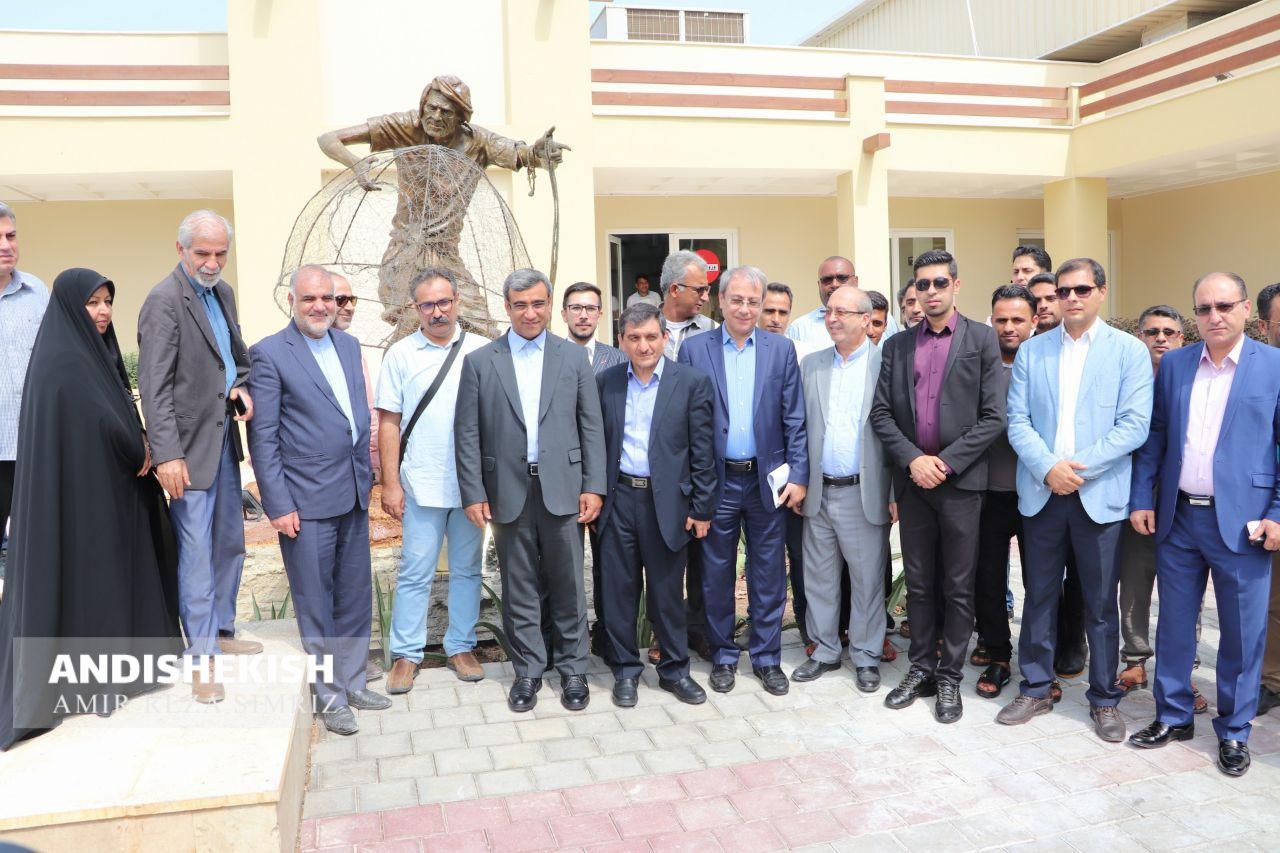 گزارش تصویری : رونمایی مجسمه مرد ماهیگیر بومی/عکس : امیررضا سیم ریز
