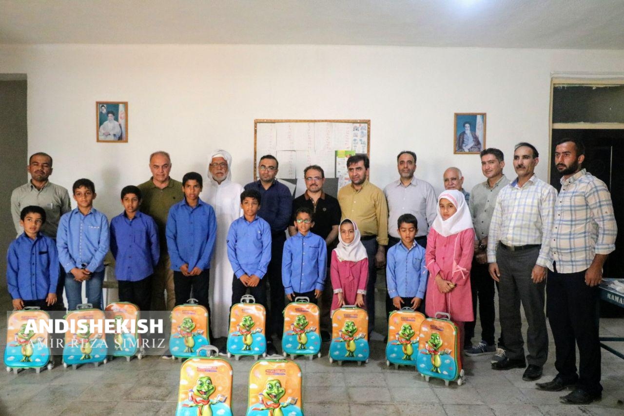 اهدای نوشت افزار به دانش آموزان جزیره هندورابی/عکس : امیررضا سیم ریز