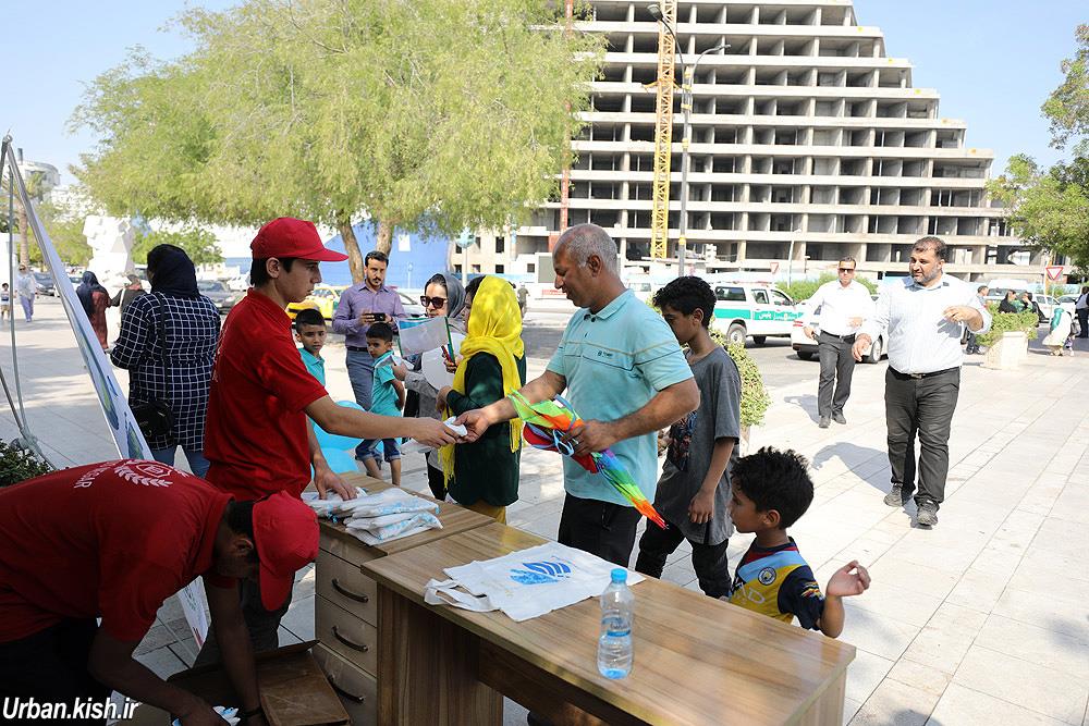 توزیع کیف های پارچه ای و کیسه های ویژه پسماند خودرو به مناسبت هفته کیش / جعفر همافر